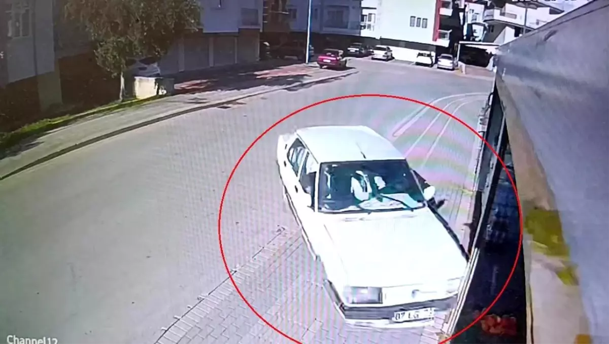 Antalya'da virajı alamayan Tofaş markete girdi