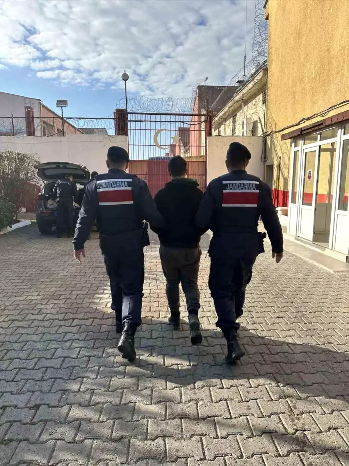 Aranan şahıslar jandarmadan kaçamadı