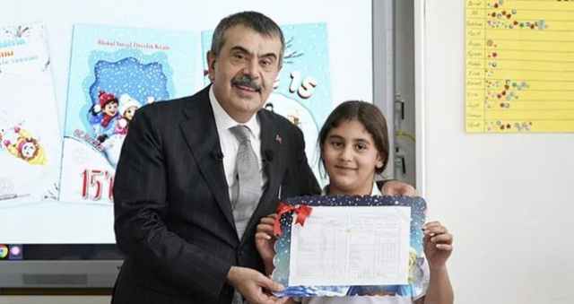 Atatürk fotoğrafı karnelerden kaldırıldı mı? Karnelerden Atatürk fotoğrafı neden kaldırıldı? Atatürk fotoğrafı karnelerden kaldırıldı mı? Karnelerden Atatürk fotoğrafı neden kaldırıldı?