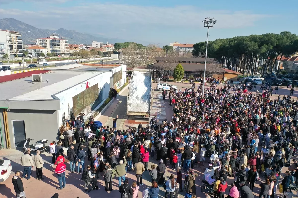 Aydın'da vatandaşlar kamyonla getirilen karda eğlendi