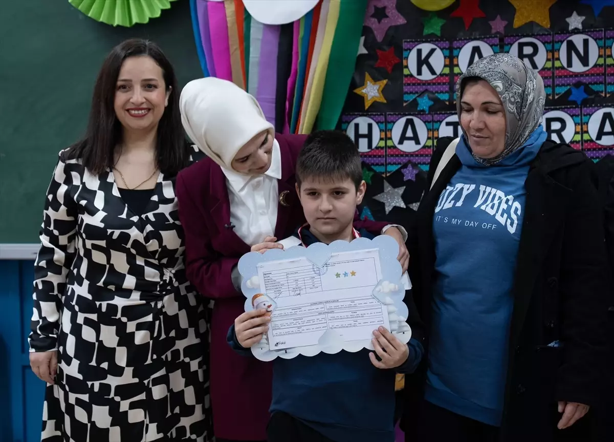 Bakan Göktaş, babası Pençe-Kilit Harekatı'nda şehit olan öğrencinin karne törenine katıldı Açıklaması