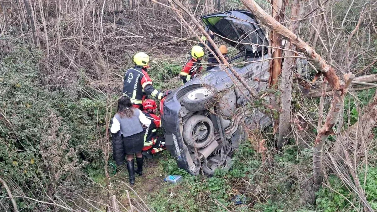 Balıkesir'de otomobil şarampole uçtu: Anne ve kızı yaralandı