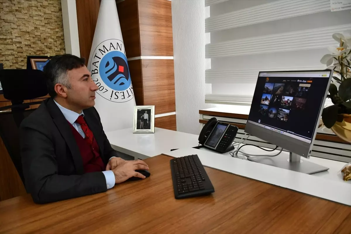 Batman Üniversitesi Rektörü Demir, AA'nın 'Yılın Kareleri' oylamasına katıldı