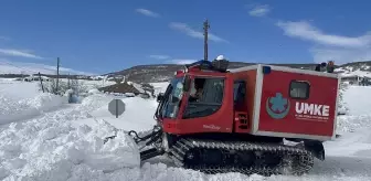 Bingöl'de yolu kapanan mezradaki hastayı UMKE hastaneye ulaştırdı