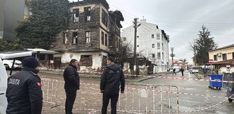 Bolu'da çökme yaşanan binadan düşen parçalar park halindeki araca hasar verdi