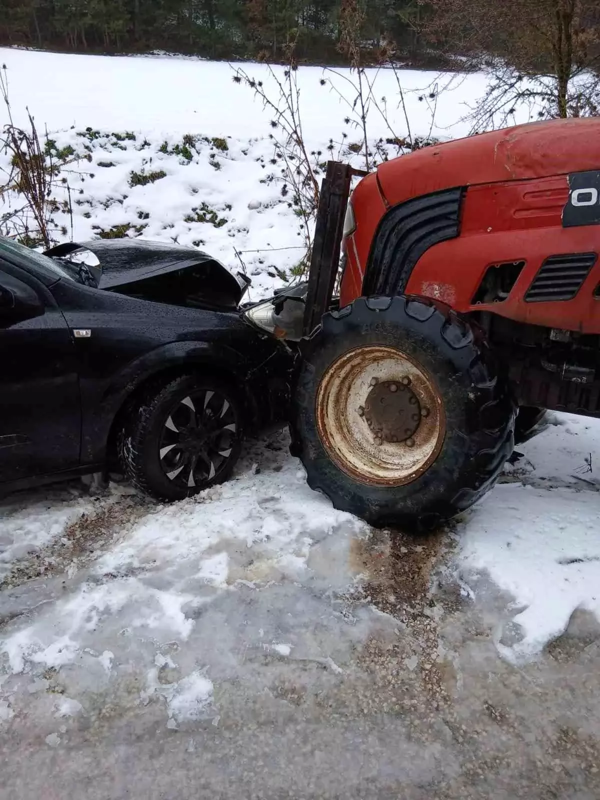Bolu'da traktör ile otomobil kafa kafaya çarpıştı: 1 yaralı