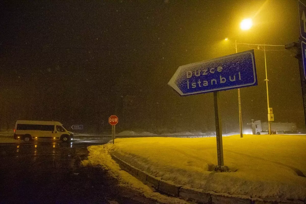 Bolu Dağı'nda yoğun kar yağışı etkili oluyor