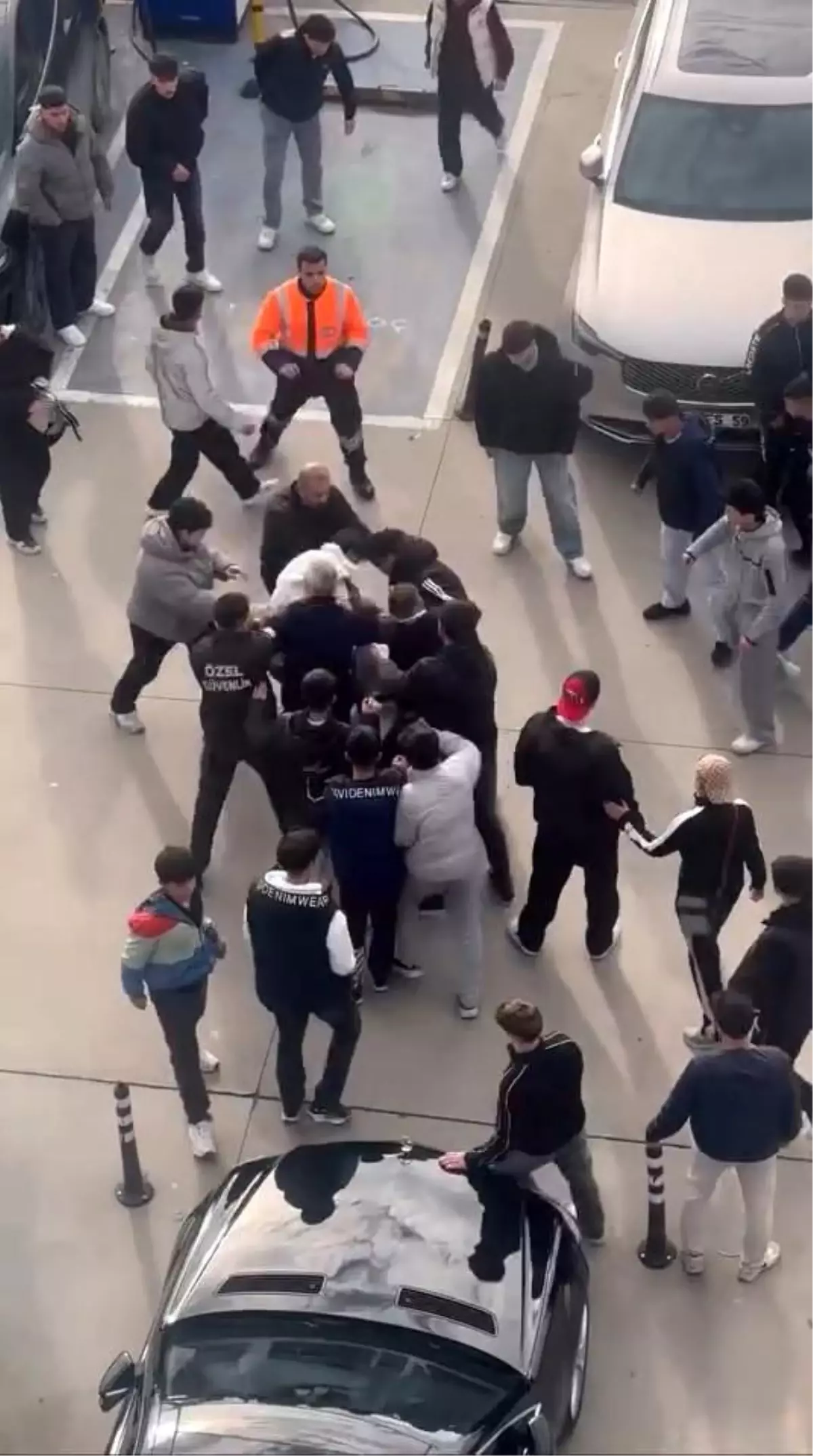 Bursa'da gençler birbirine girdi