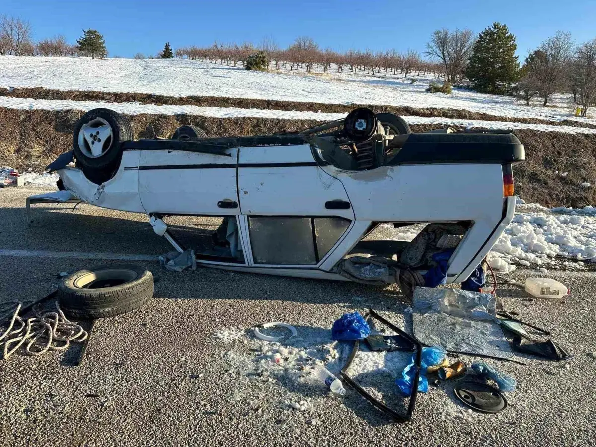 Buzda kayan otomobil takla attı