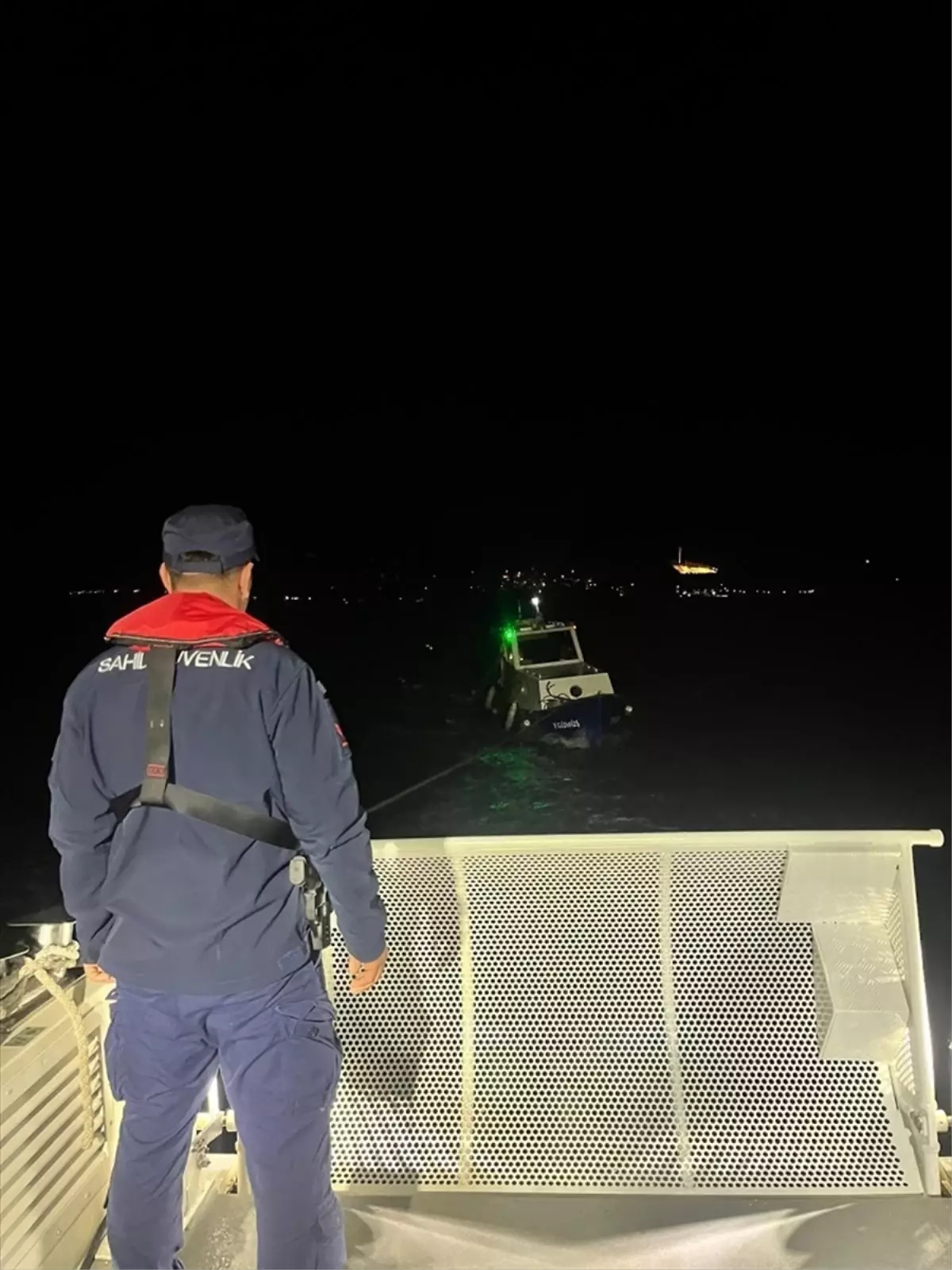 Çanakkale Boğazı'nda arızalanıp sürüklenen teknedeki 3 kişi kurtarıldı