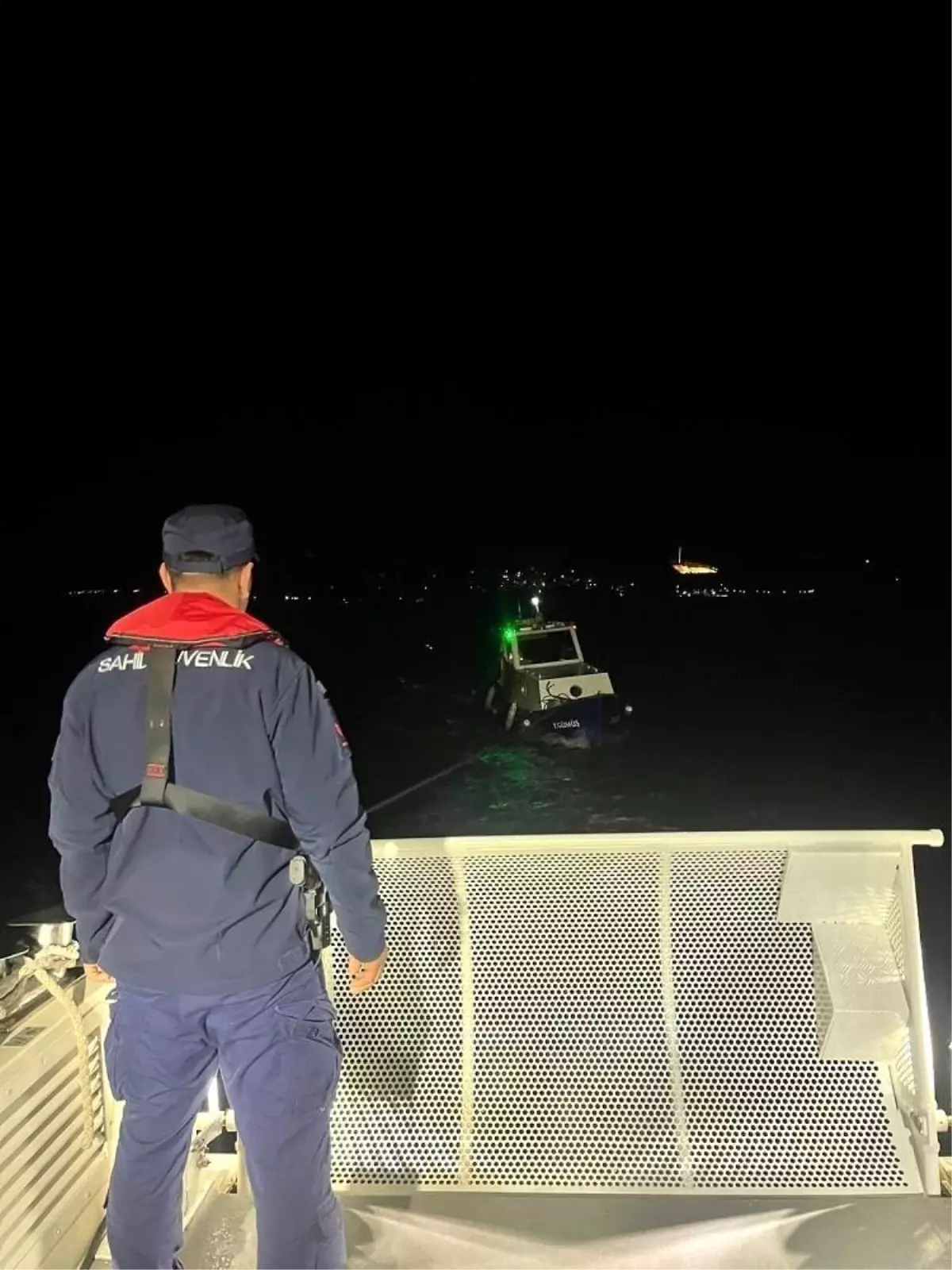 Çanakkale'de sürüklenen teknedeki 3 kişi kurtarıldı