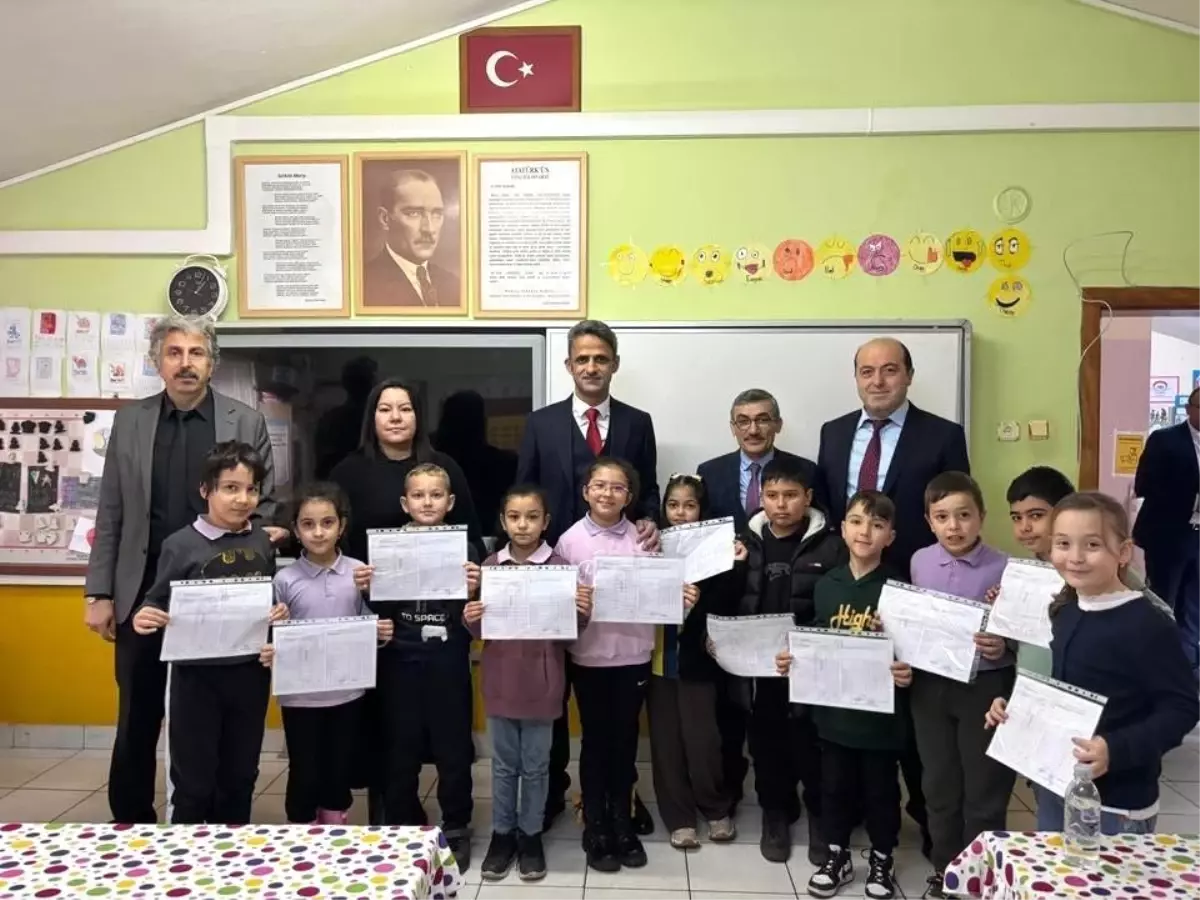 Çaycuma'da öğrenciler karnelerini kaymakam Kaya'nın elinden aldı