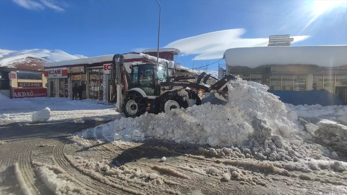 Çelikhan'da kar temizleme çalışmaları sürüyor