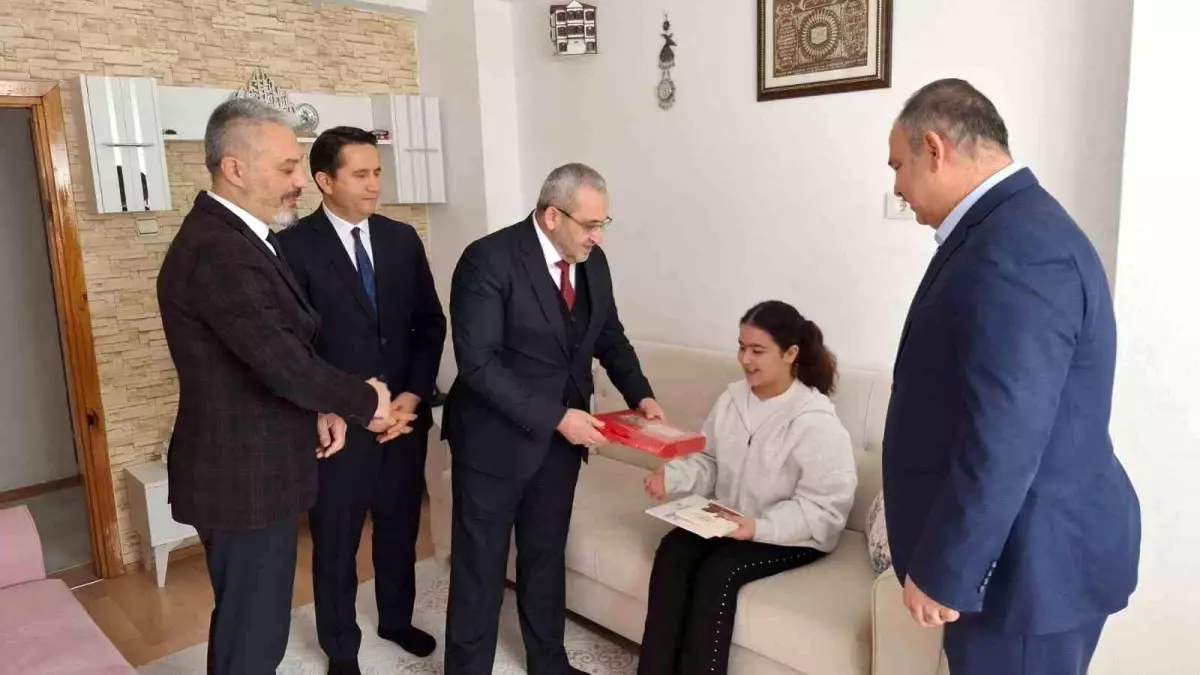 Çorum'da evde eğitim gören öğrencinin karnesini milli eğitim müdürü verdi