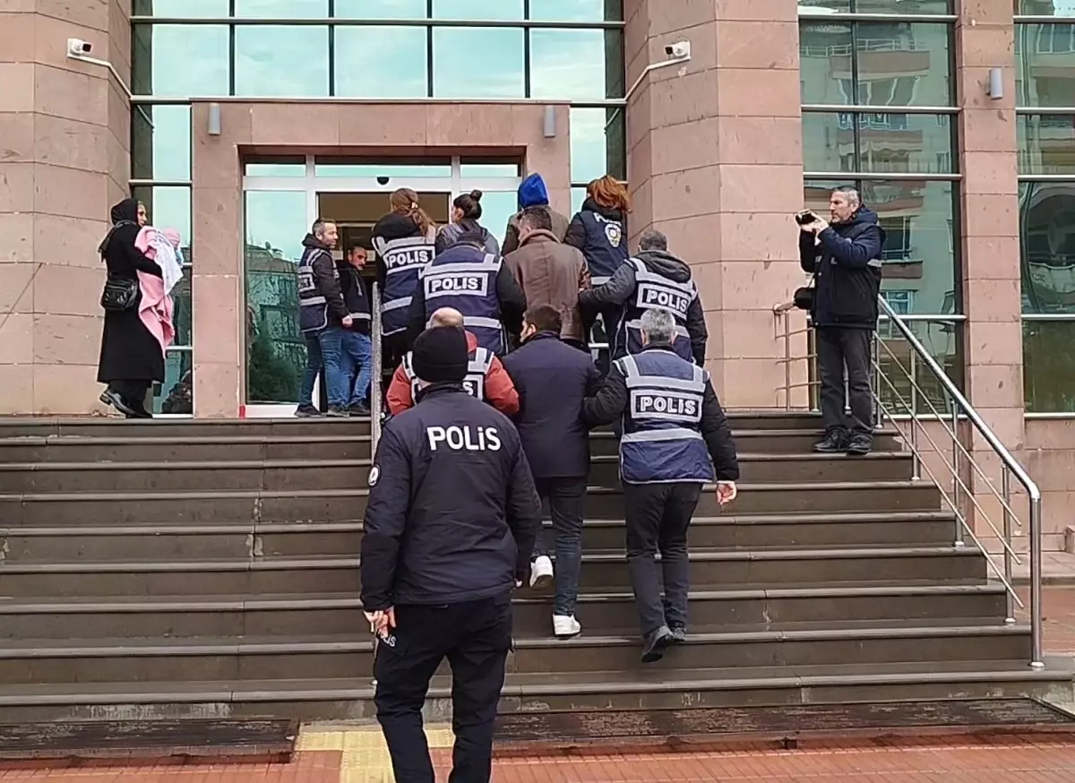 Çorum'da evlerden ziynet eşyası çalan 4 hırsızlık şüphelisi suçüstü yakalandı