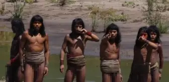 Dünyayla teması olmayan kabile ilk kez bu kadar yakından görüntülendi