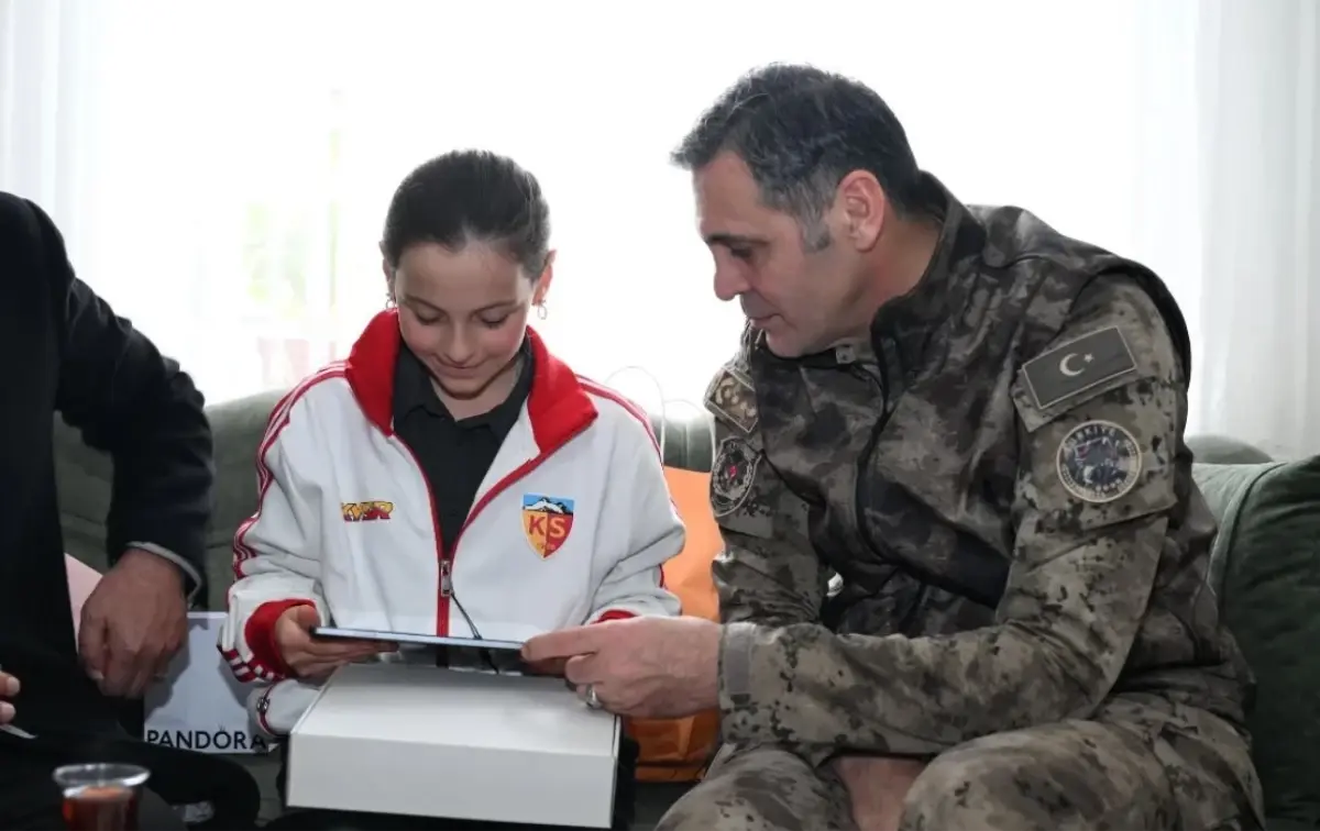 Emniyet müdüründen şehit kızına karne hediyesi