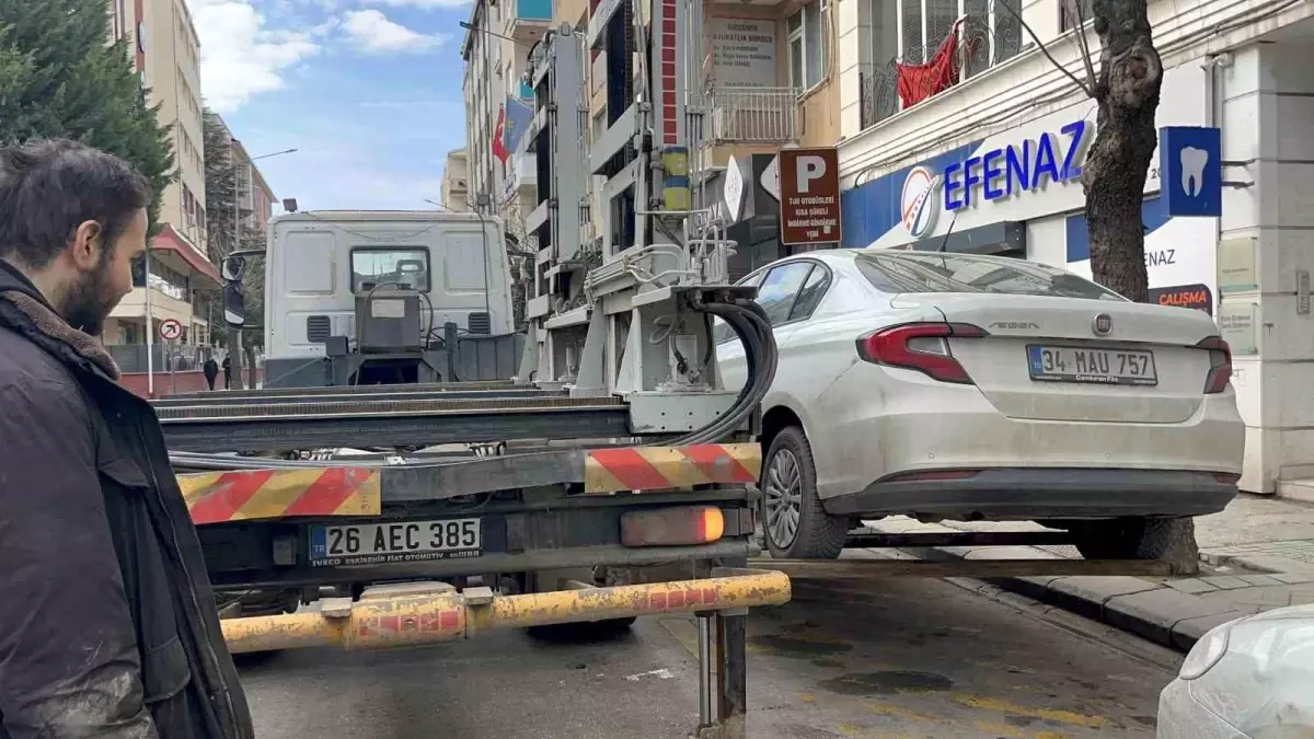 Engelli ve otobüsler için ayrılan alanlara park edilen araçlar çekilip ceza yazıldı