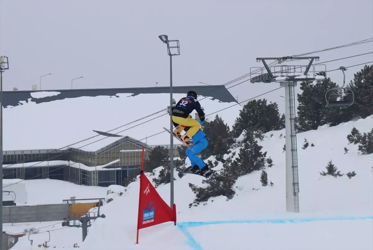 Erzincan'da Snowboard Cross Avrupa Kupası yarışları öncesi sporcular antrenman yaptı