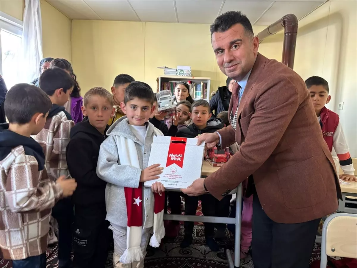 Erzurum'da şehit çocukları karne töreninde yalnız bırakılmadı