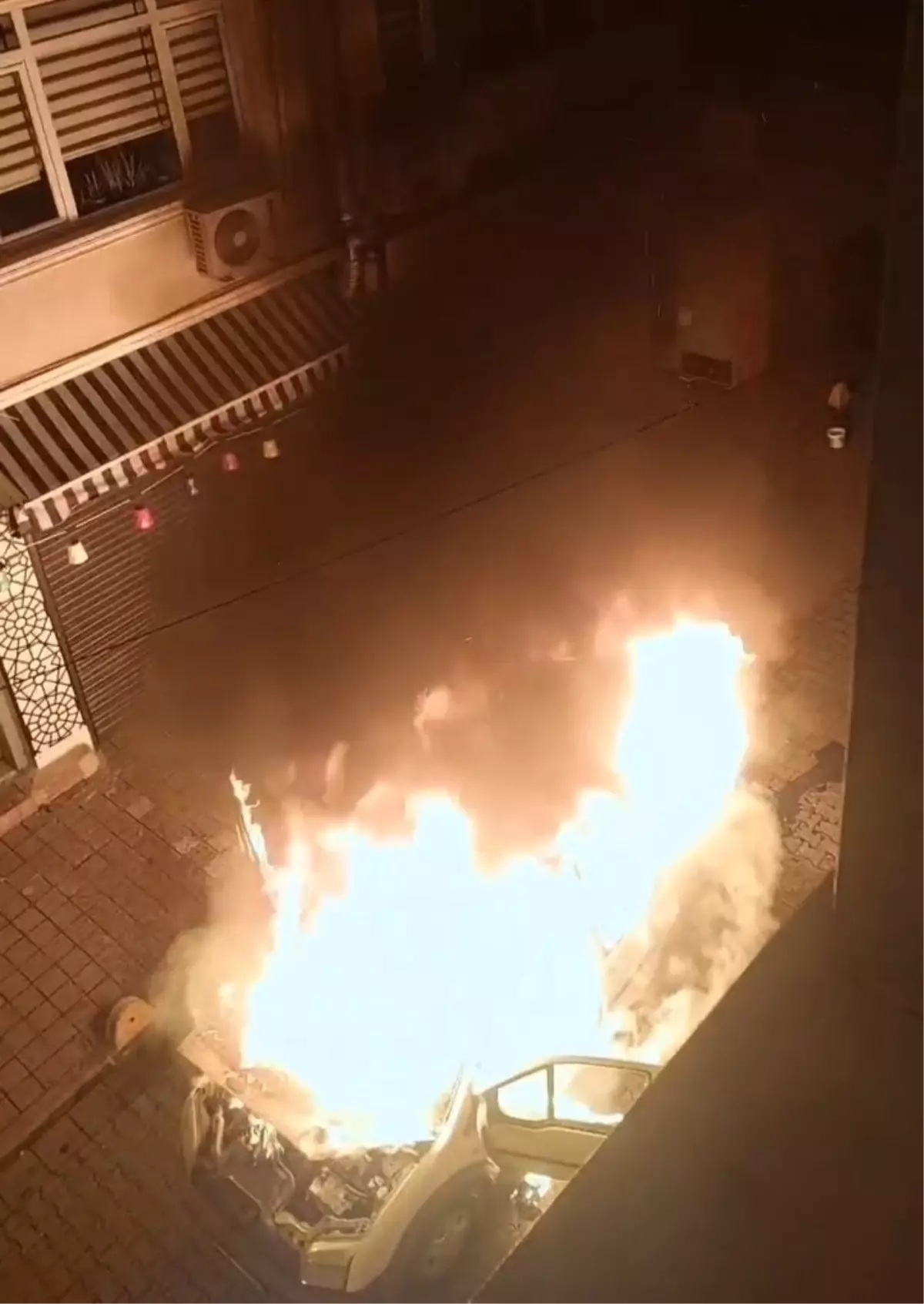 Fatih'te park halindeki hafif ticari araç alev alev yandı