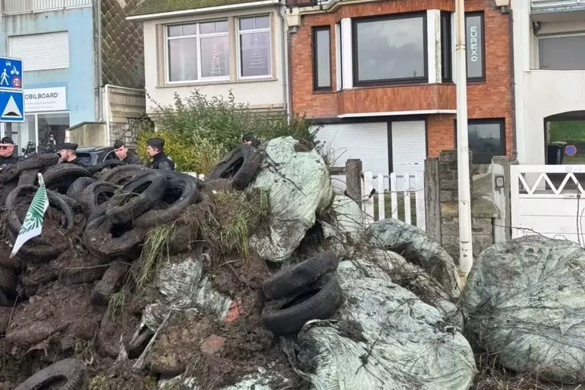 Fransız çiftçilerden sert protesto: Bu kez Macron'un evinin önü hedefte