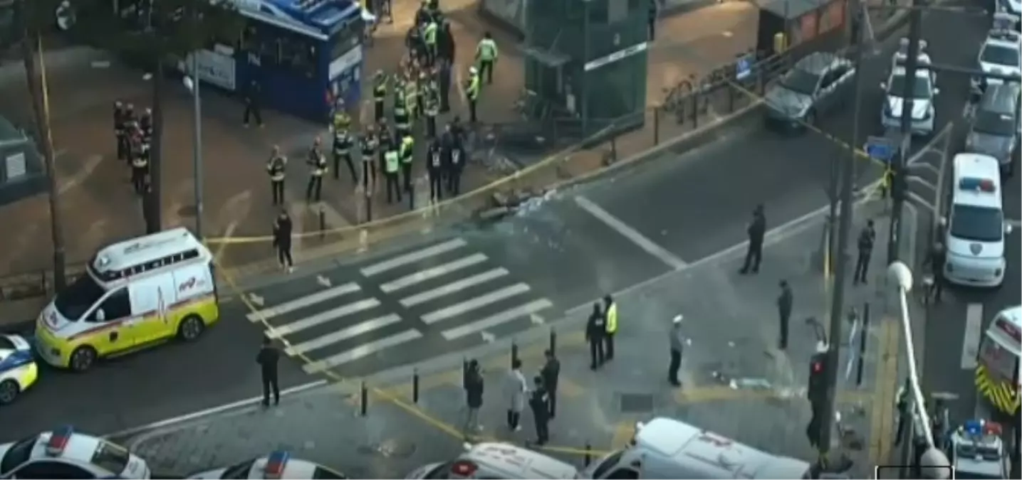 Güney Kore'de otobüs banka binasına çarptı: 13 yaralı