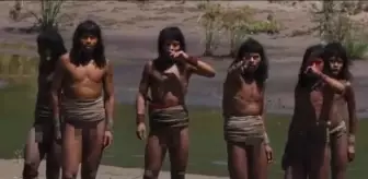 İlk kez kamera gören izole kabile üyelerinden ilginç tepkiler