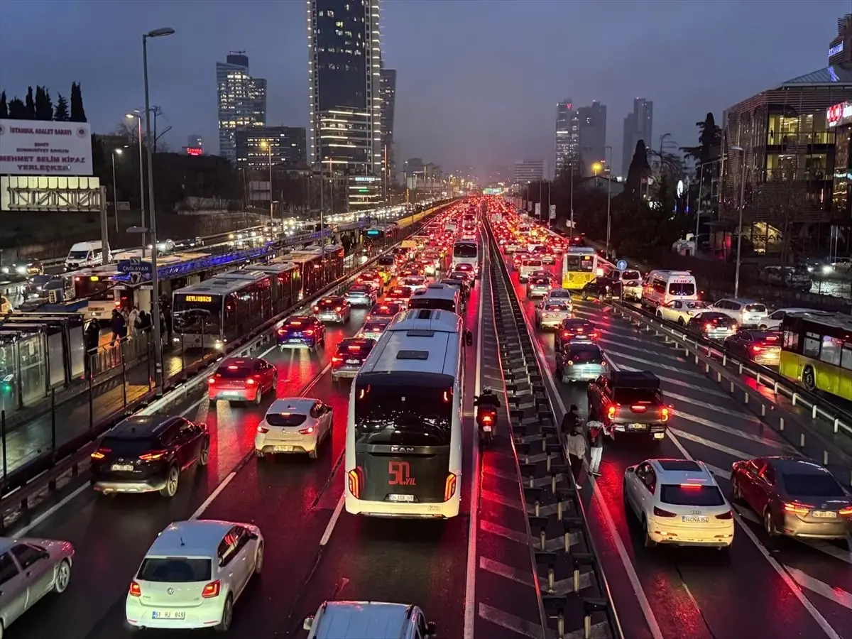İstanbul'da akşam saatlerinde trafik yoğunluğu yüzde 87'ye çıktı