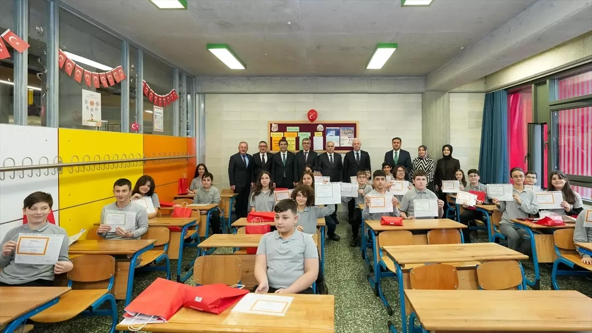 İstanbul'da öğrenciler karnelerini alarak yarıyıl tatiline başladı