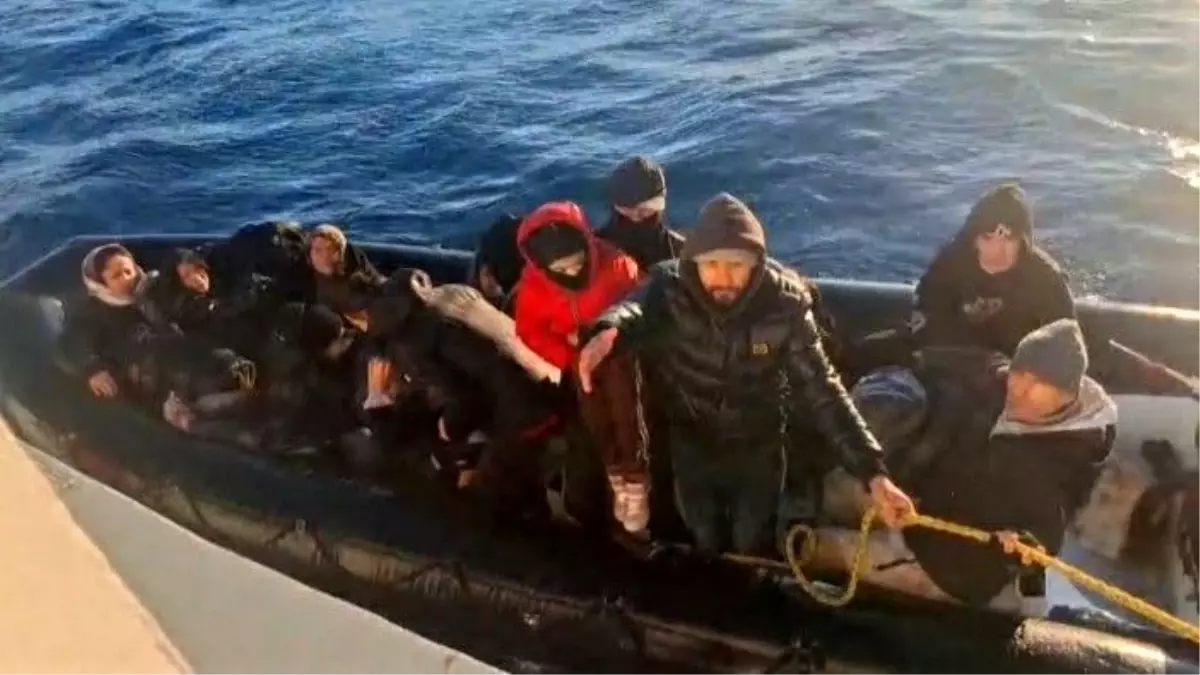 İzmir açıklarında 28 düzensiz göçmen yakalandı, 39 göçmen kurtarıldı