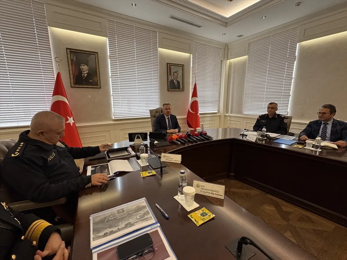 İzmir'de geçen yıl 212 suç çetesi çökertildi