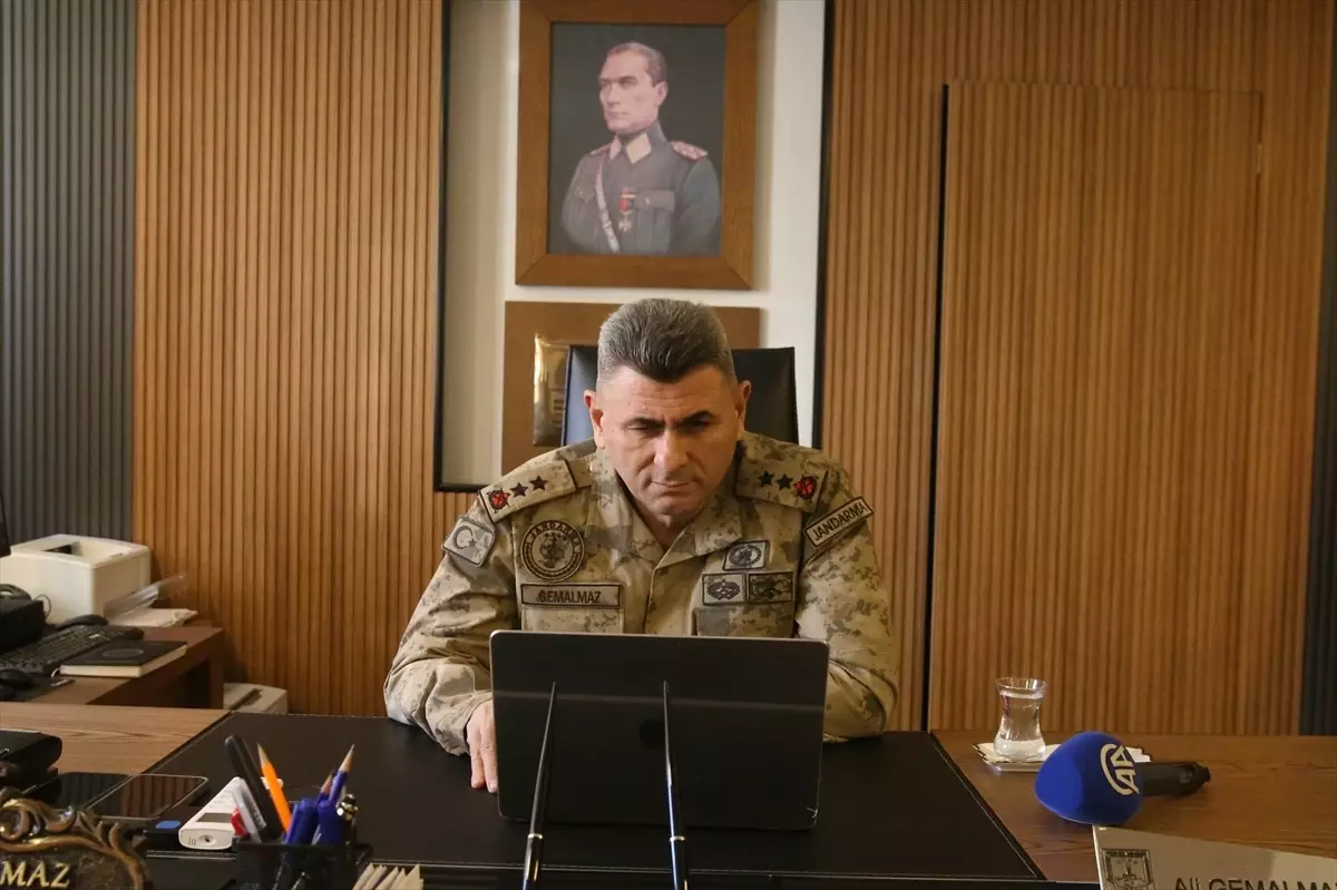 Kahramanmaraş İl Jandarma Komutanı ve İl Emniyet Müdürü, AA'nın "Yılın Kareleri"ni oyladı