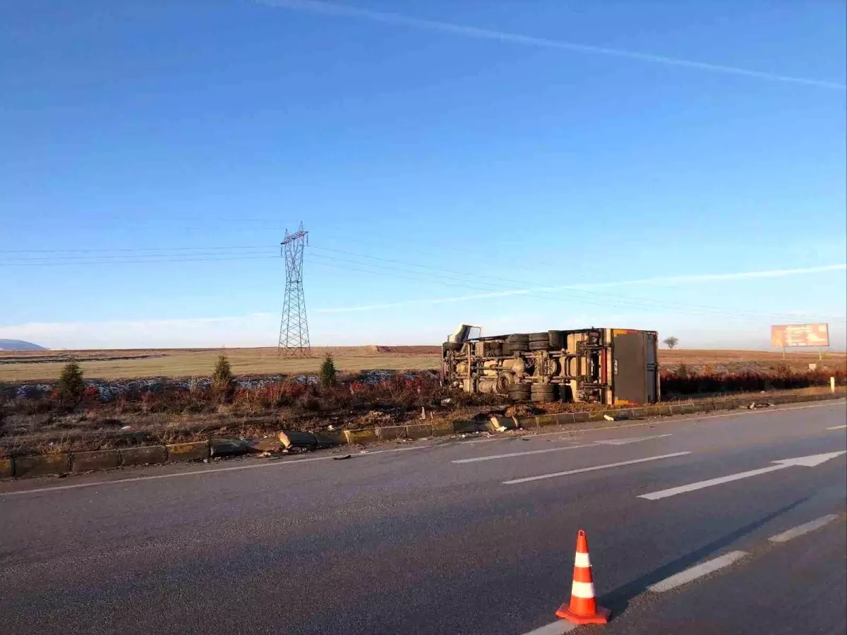 Kamyonla çarpışan otomobil sürücüsü hayatını kaybetti