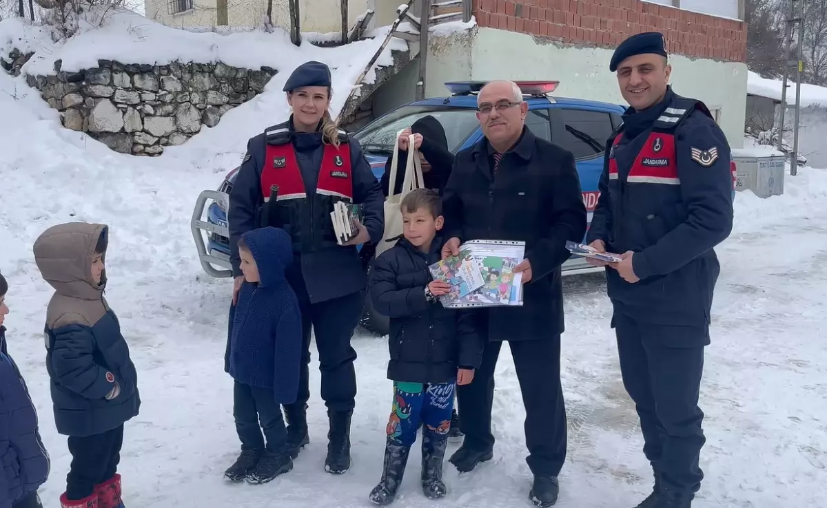 Kar nedeniyle okula gidemeyen öğrencilerin karnelerini jandarma dağıttı