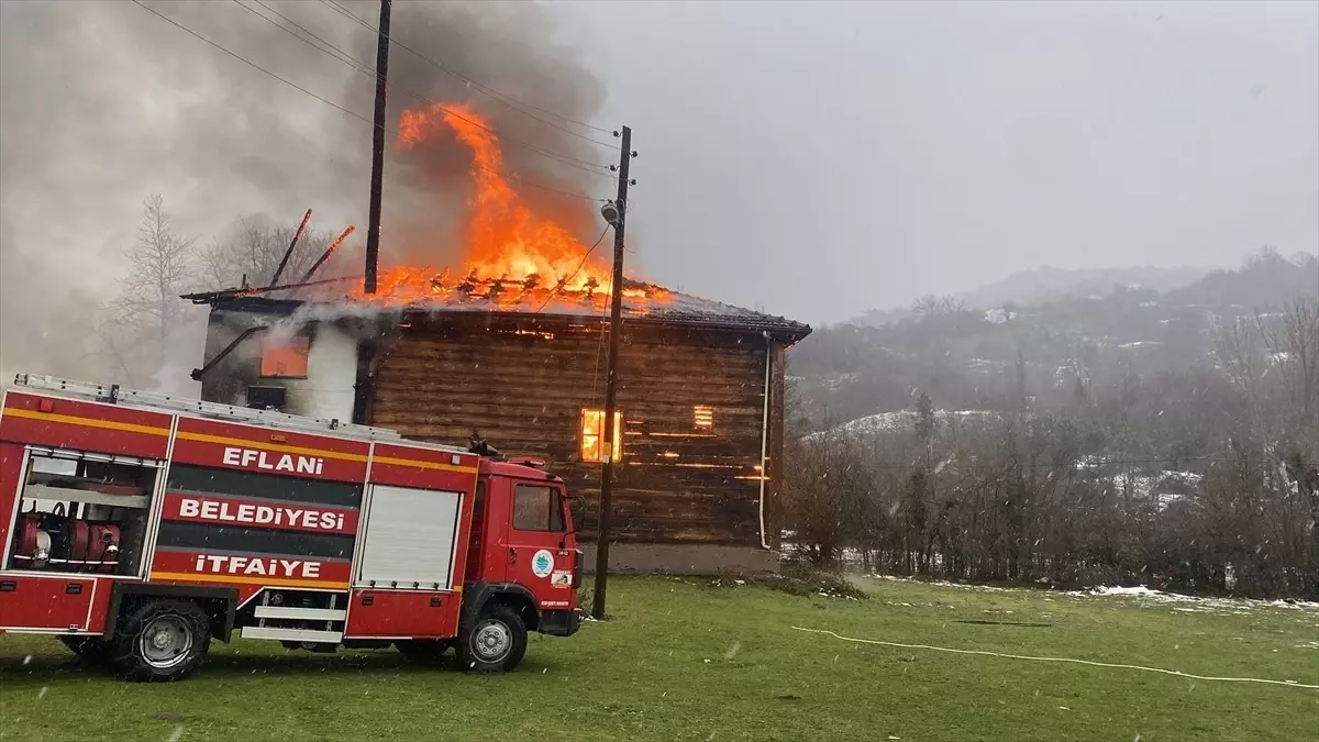 Karabük'te tarihi cami yangında kullanılamaz hale geldi
