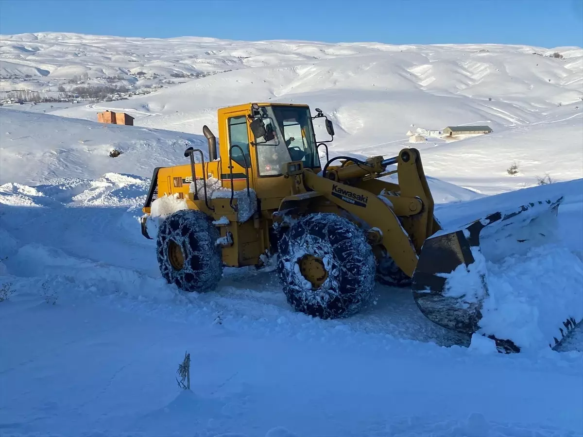Karlıova'da karla mücadele çalışması yürütülüyor
