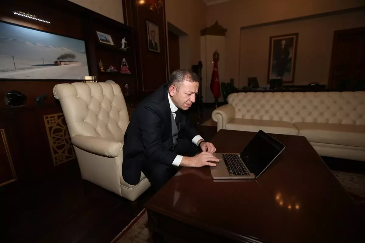 Kars Valisi Ziya Polat, AA'nın "Yılın Kareleri" oylamasına katıldı