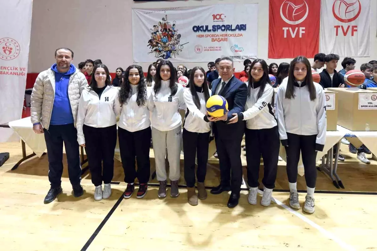 Kastamonu'da spor kulüpleri ve okullara 7 milyon TL değerinde malzeme desteği