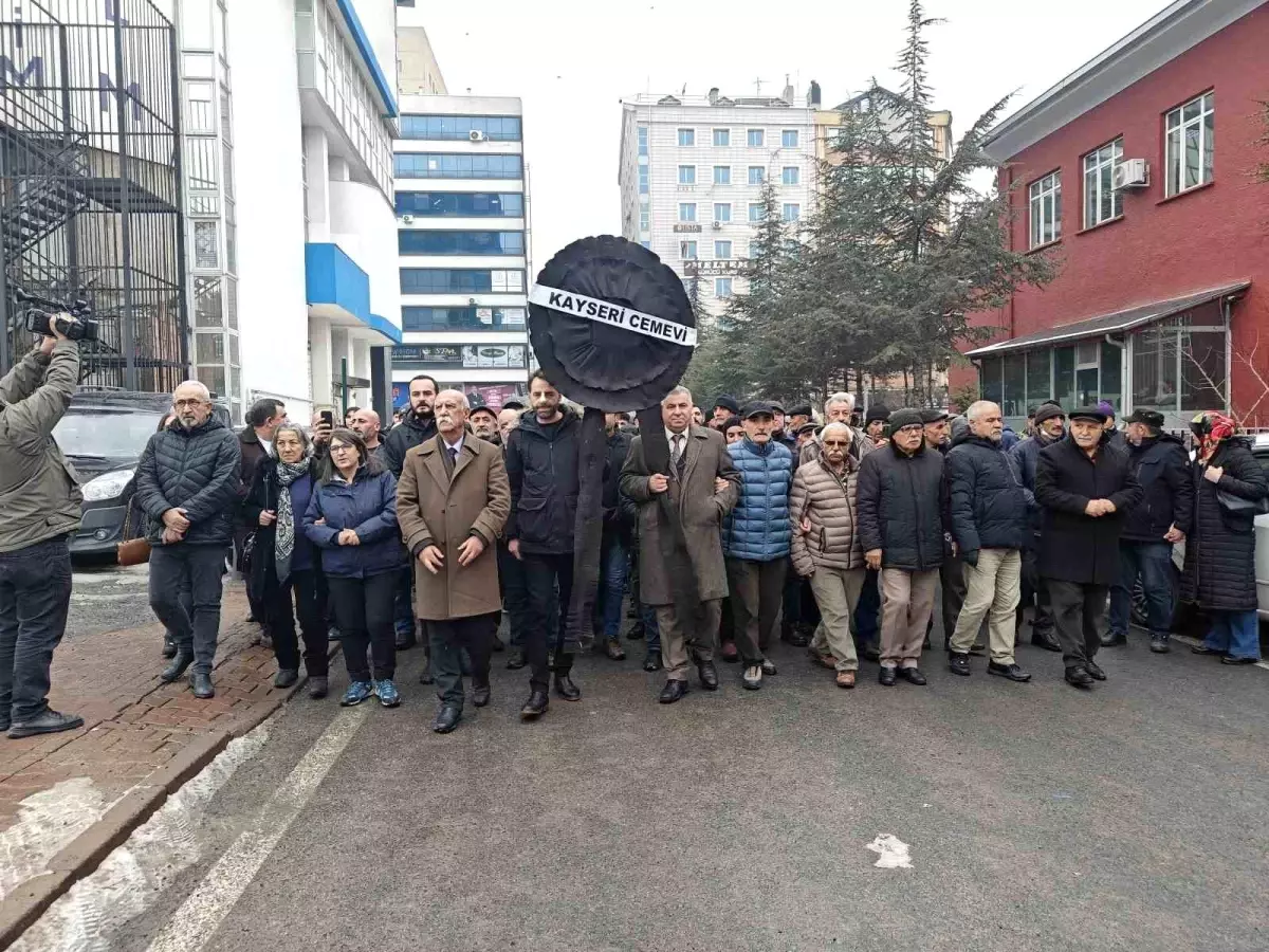 Kayseri'de Alevi örgütlerden CHP İl Başkanlığı'na 'siyah çelenkli' tepki