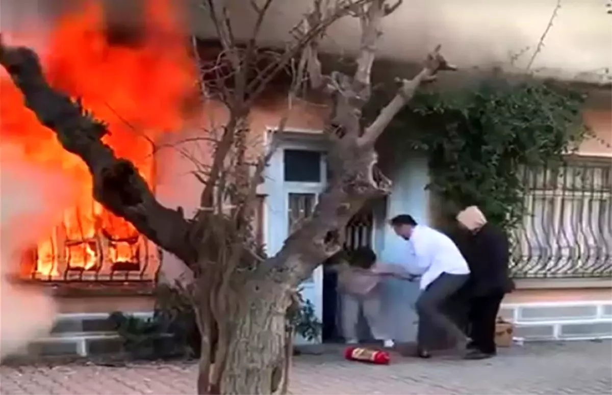 Kedisini kurtarmak için alevlerin içine daldı; komşuları güçlükle dışarı çıkardı