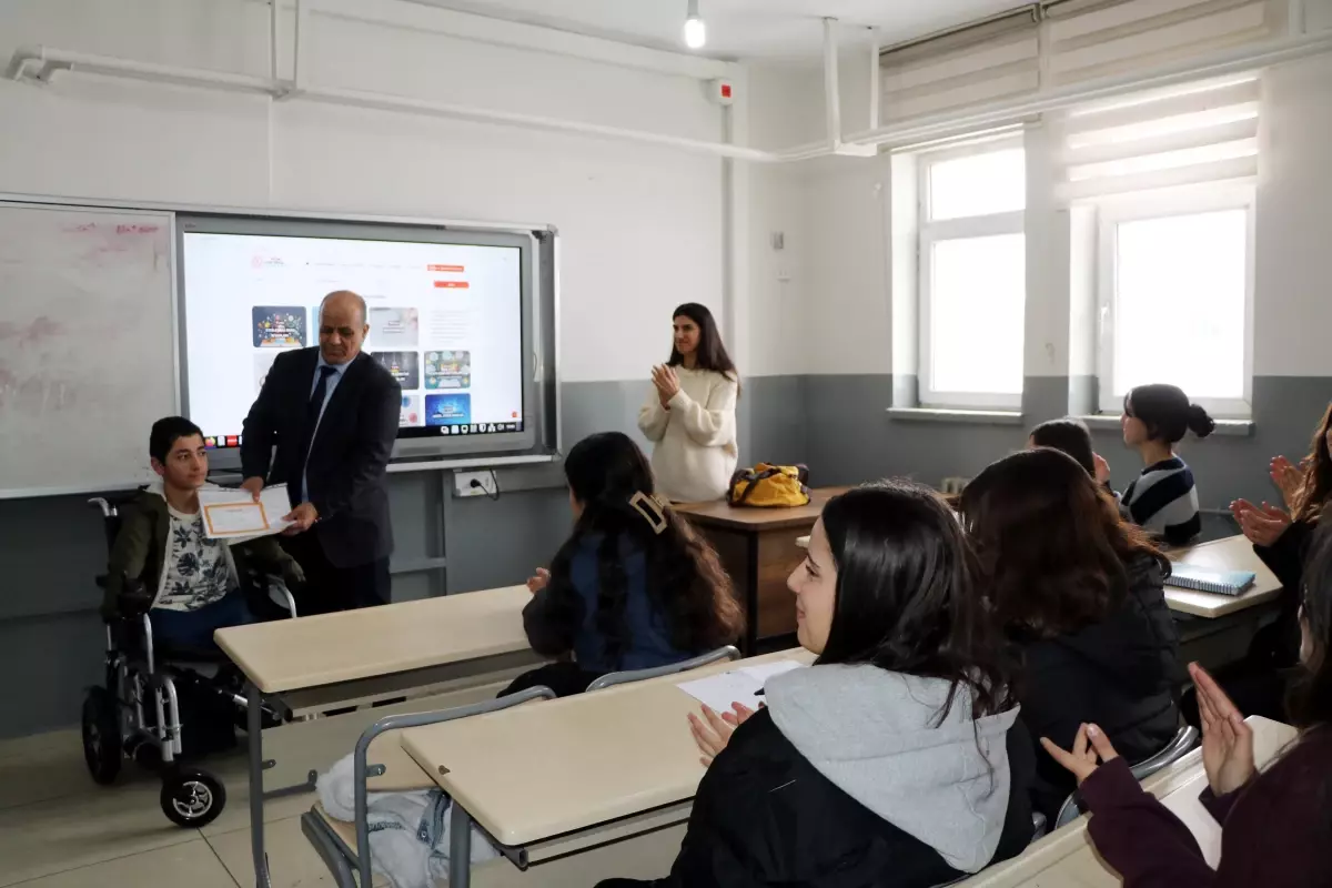 Kol ve bacakları olmayan Nakşin'e okulda alkışlı karne sürprizi