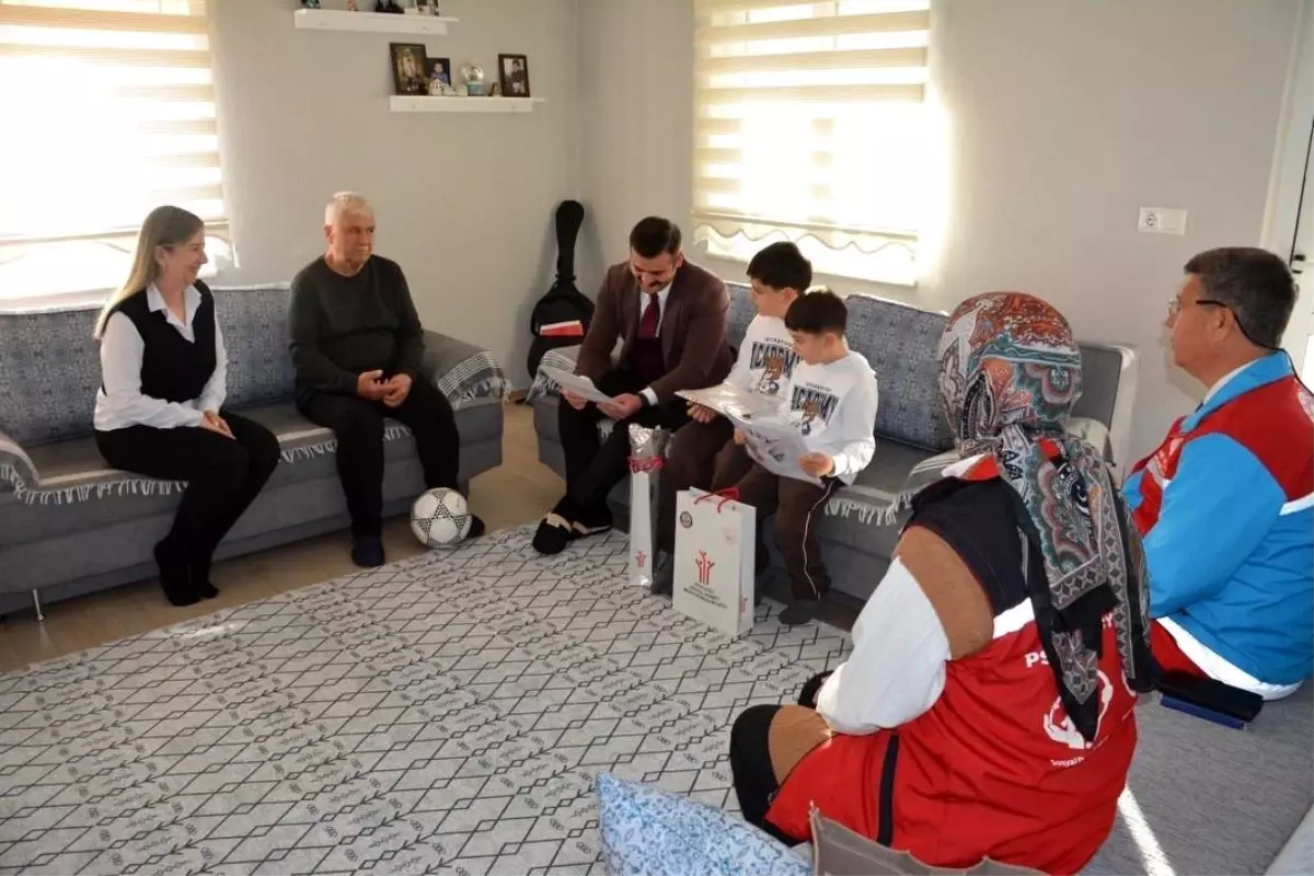 Aile ve Sosyal Hizmetler Bakanı, Orman Şehidi Görkem Hasdemir'in Çocuklarını Karne Günü'nde Ziyaret Etti