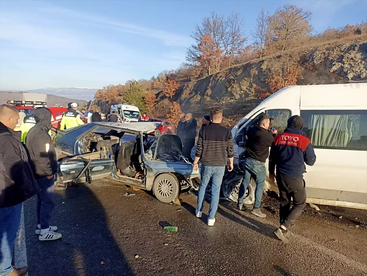 Kütahya'da öğrenci servisi ile otomobilin çarpıştığı kazada 4 kişi yaralandı, 1 kişi öldü