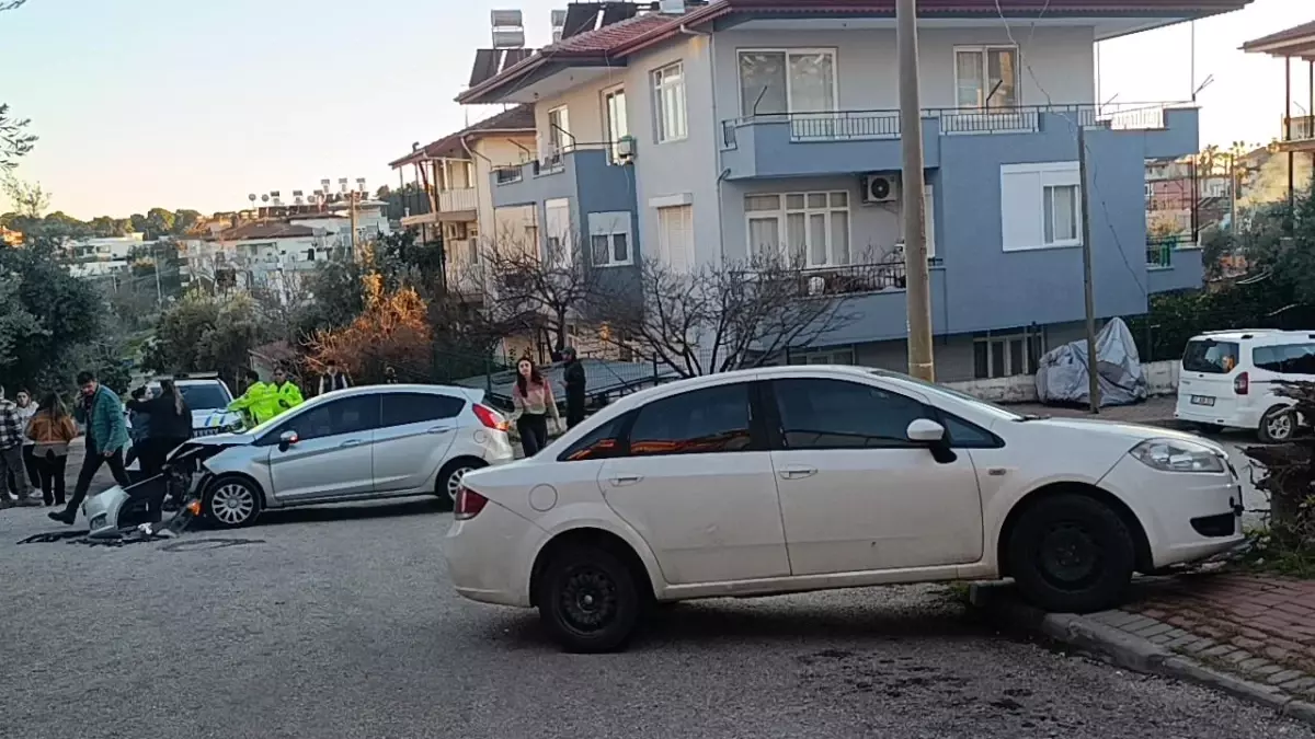 Manavgat'ta iki otomobil kavşakta çarpıştı: 2 yaralı