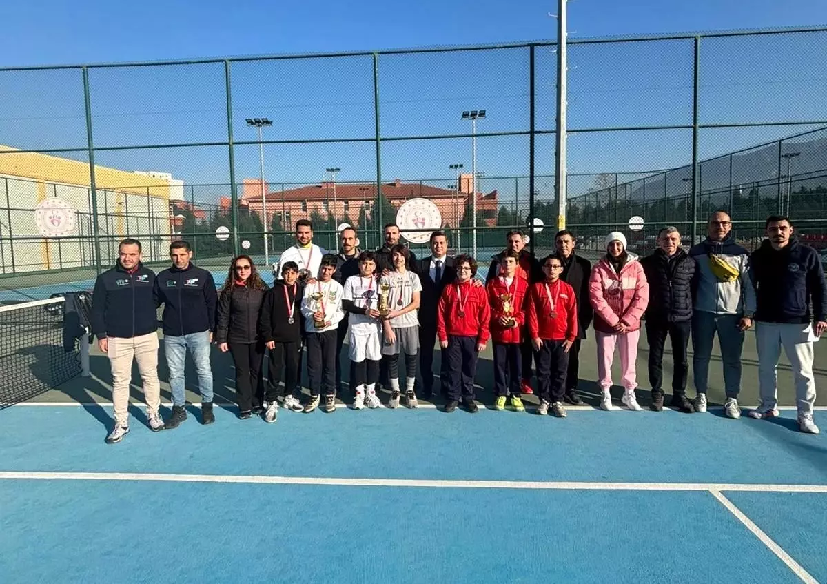 Manisa'da genç sporcular tenis il birinciliği için ter döktü