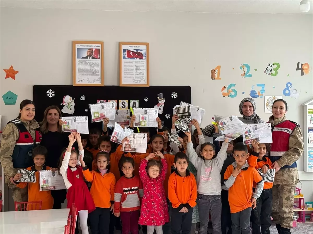 Mardin'de jandarma karnelerini alan öğrencilerin heyecanına ortak oldu