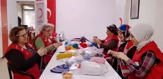 Menemenli kadınlar ihtiyaç sahibi çocuklar için kışlık ördü