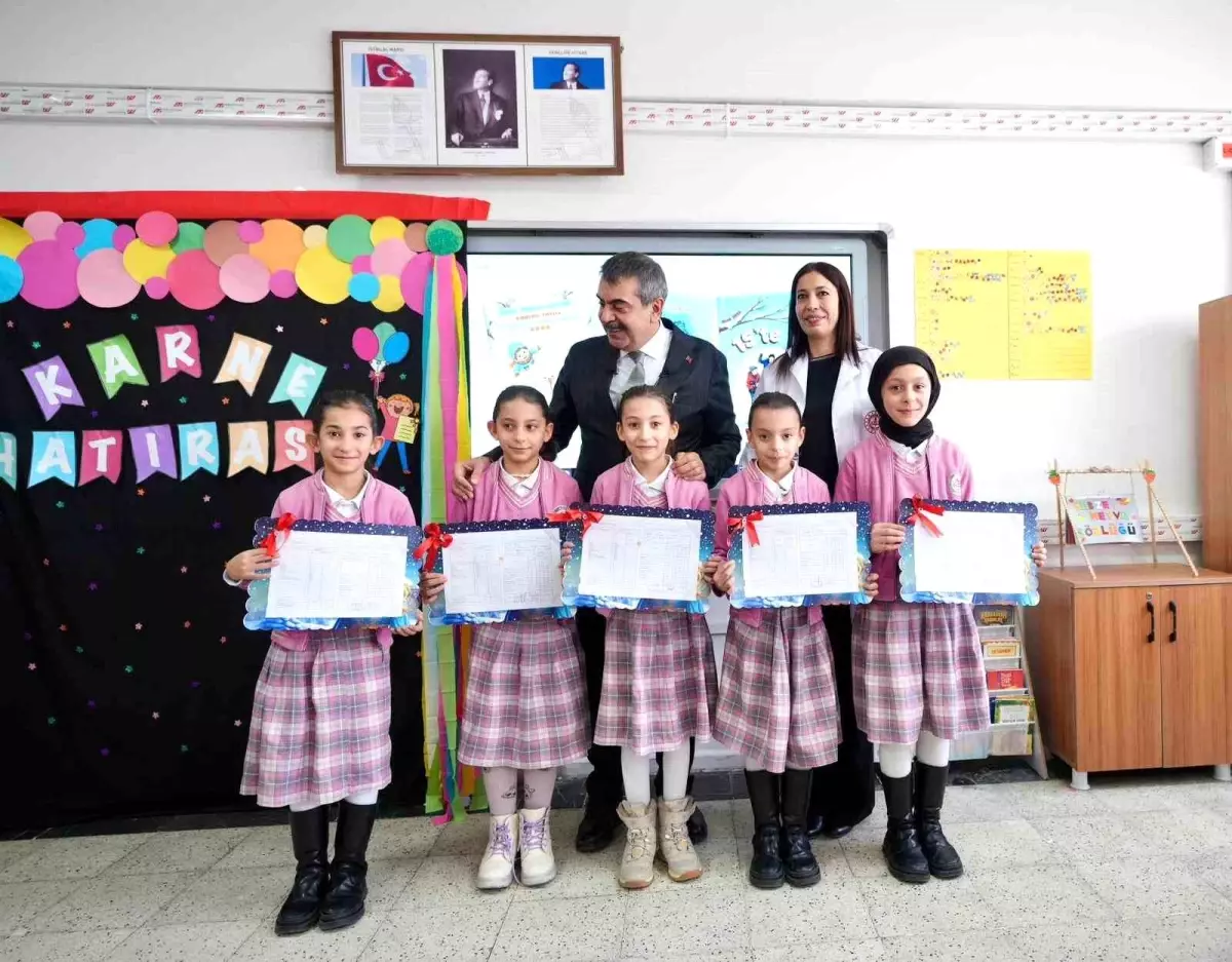 Milli Eğitim Bakanı Tekin, Beşiz Kızlara Karnelerini Verdi