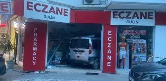 Muğla'da hafif ticari araç eczaneye girdi